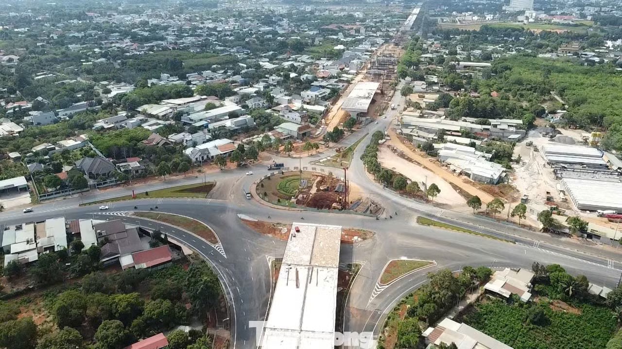 Ngày 1/5, theo ghi nhận, cầu vượt qua nút giao quốc lộ 56 (QL) của Dự án đường nối cao tốc Biên Hòa - Vũng Tàu đang dần hoàn thiện. Dự án đường 14.000 tỷ nối với cao tốc Biên Hoà - Vũng Tàu - Ảnh 2.