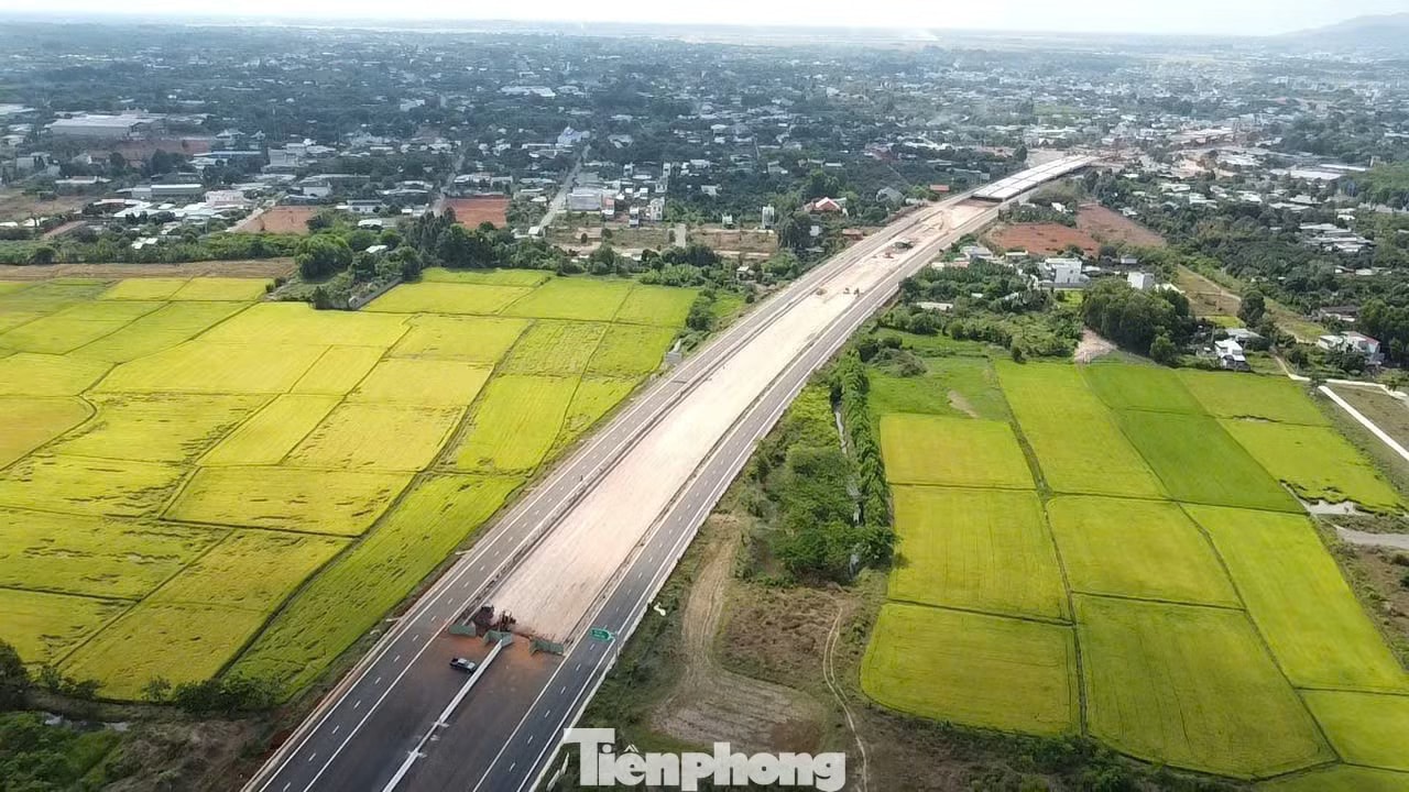 Dự án đường nối cao tốc Biên Hòa - Vũng Tàu do Ban Giao thông TPHCM làm chủ đầu tư, có tổng mức đầu tư gần 14.000 tỷ đồng. Tuyến đường dài hơn 16km, bắt đầu từ vòng xoay quốc lộ 56 và kết thúc tại vòng xoay Phước Thắng (đường 2 tháng 9), kết nối trực tiếp ra biển Vũng Tàu. Dự án đường 14.000 tỷ nối với cao tốc Biên Hoà - Vũng Tàu - Ảnh 1.
