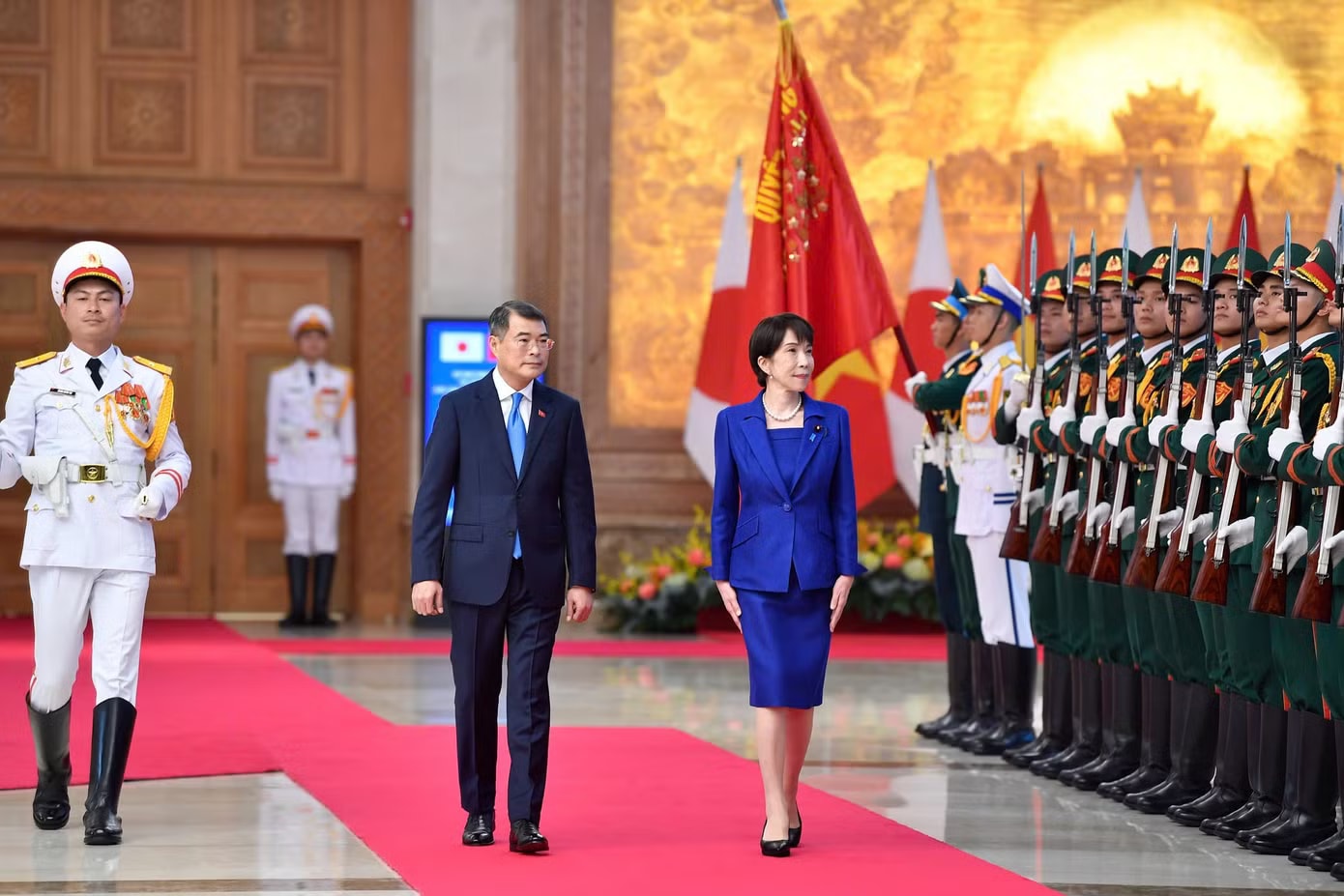 Thủ tướng Lê Minh Hưng và Thủ tướng Nhật Bản Takaichi Sanae duyệt Đội danh dự Quân đội nhân dân Việt Nam. Ảnh: Như Ý Thủ tướng Lê Minh Hưng chủ trì lễ đón chính thức Thủ tướng Nhật Bản Takaichi Sanae - Ảnh 2.