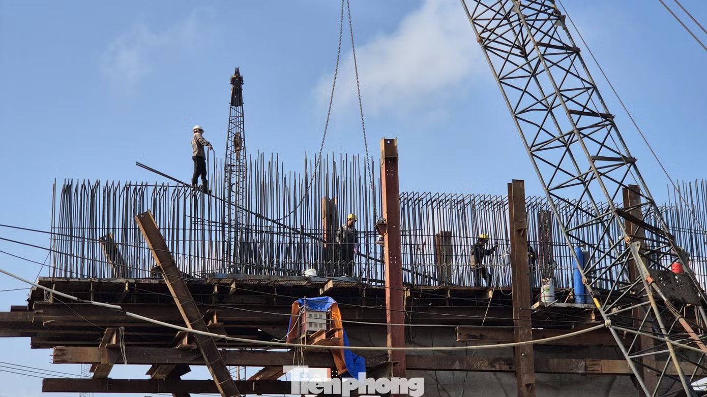 Tại công trường dự án, công nhân làm xuyên ngày nghỉ để đẩy nhanh tốc độ. Dự án đường 14.000 tỷ nối với cao tốc Biên Hoà - Vũng Tàu - Ảnh 4.