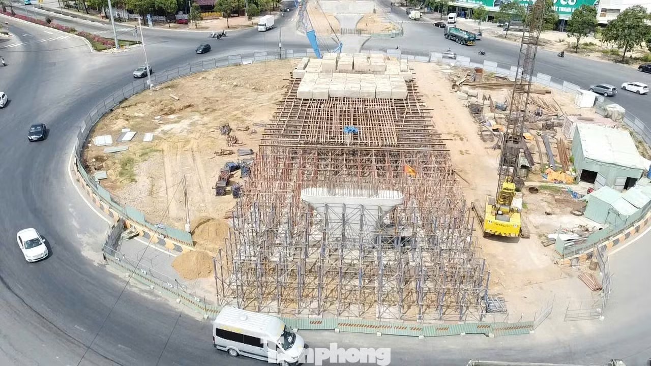 Tại nút giao điểm cuối dự án nối cao tốc Biên Hoà - Vũng Tàu ở đoạn vòng xoay Phước Thắng, đường 2 tháng 9 các hạng mục cầu vượt được ưu tiên triển khai gấp rút. Dự án đường 14.000 tỷ nối với cao tốc Biên Hoà - Vũng Tàu - Ảnh 7.