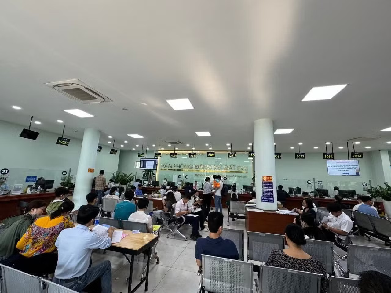 TPHCM rà soát toàn bộ dự án nhà ở để cấp hơn 60.000 sổ hồng - Ảnh 1.