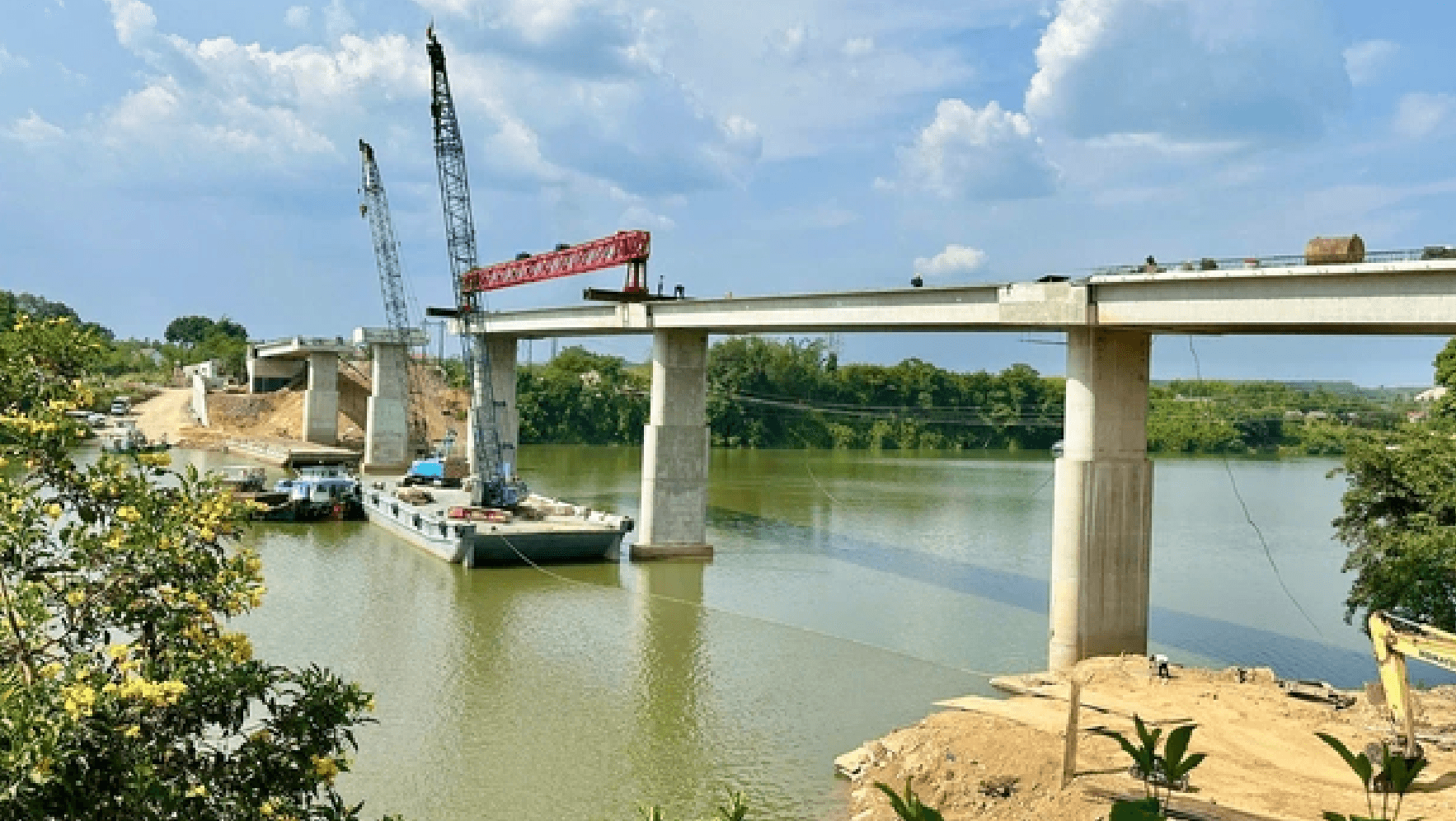 Chỉ vài tháng nữa, chính thức thông xe cầu phục vụ thủy điện lớn nhất miền Nam, góp phần xóa bỏ bến phà hoạt động nhiều năm- Ảnh 1.