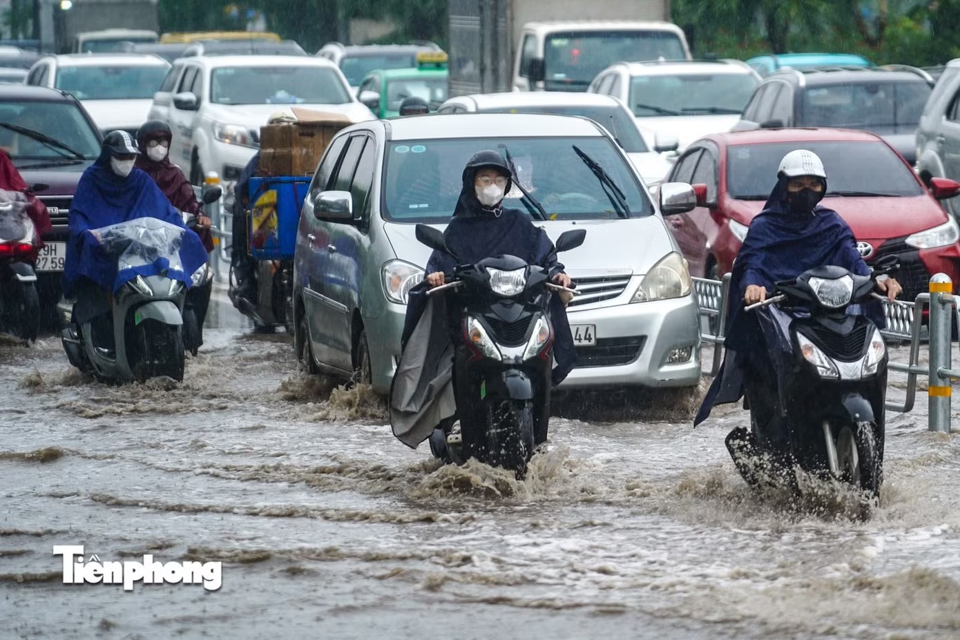 Miền Bắc đón mưa dông trong ngày và đêm nay (3/5). Không khí lạnh tràn xuống, miền Bắc tiếp tục mưa to - Ảnh 1.