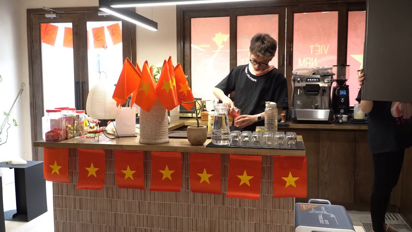 Người trẻ làm thêm xuyên kỳ nghỉ lễ - Ảnh 1.