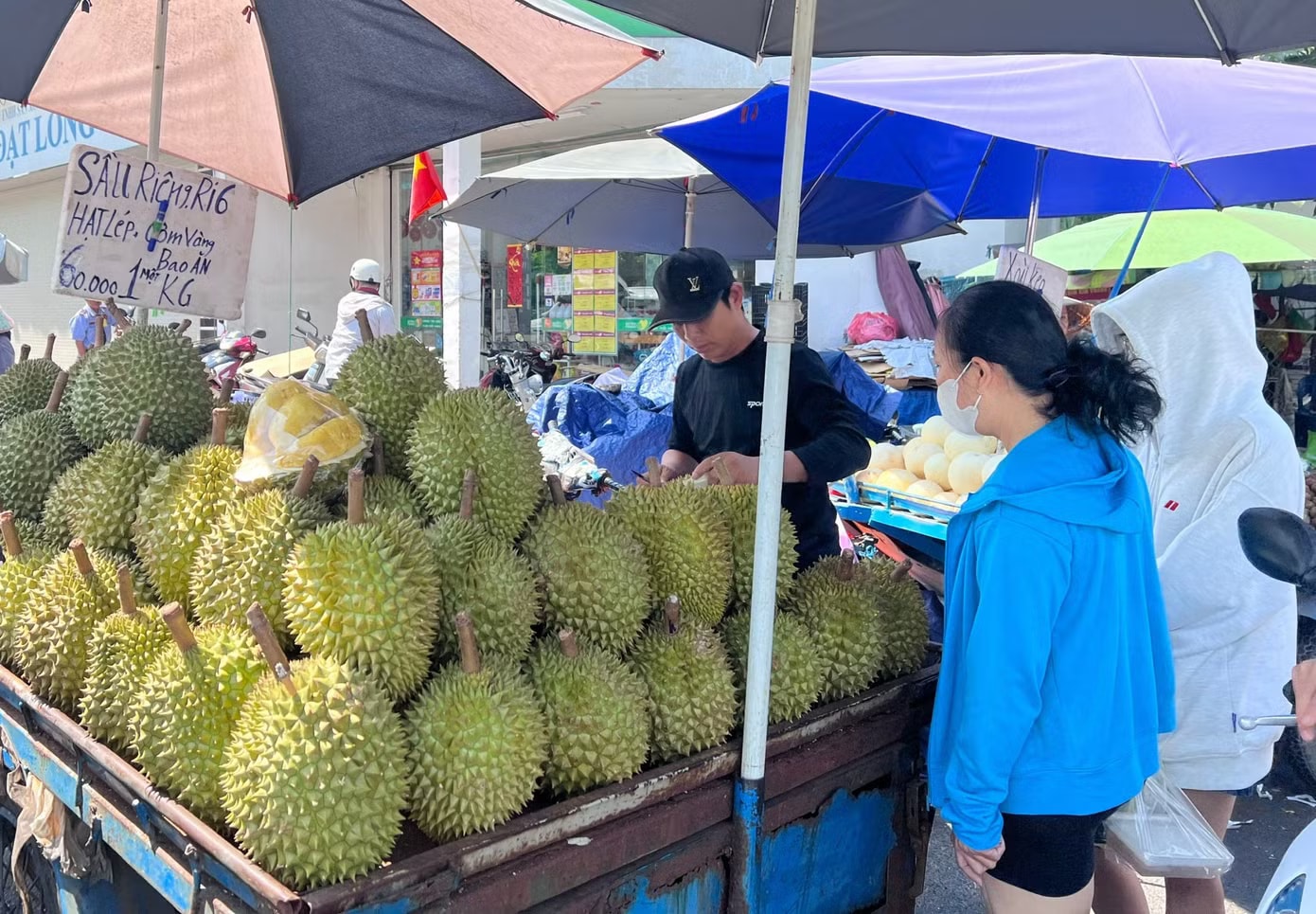 Vì sao giá sầu riêng chỗ đắt đỏ, nơi lao dốc? - Ảnh 1.