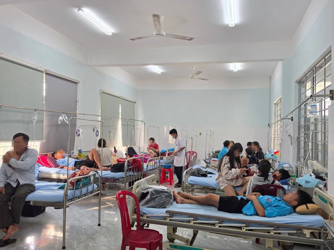 Chủ quán bánh mì làm 86 người ngộ độc bị phạt 80 triệu đồng, đình chỉ 3 tháng - Ảnh 1.