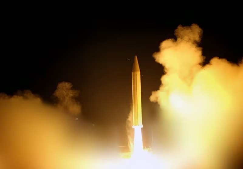 Ảnh minh hoạ. Iran tuyên bố tàu chiến Mỹ trúng hai tên lửa gần eo biển Hormuz, Washington lên tiếng - Ảnh 1.
