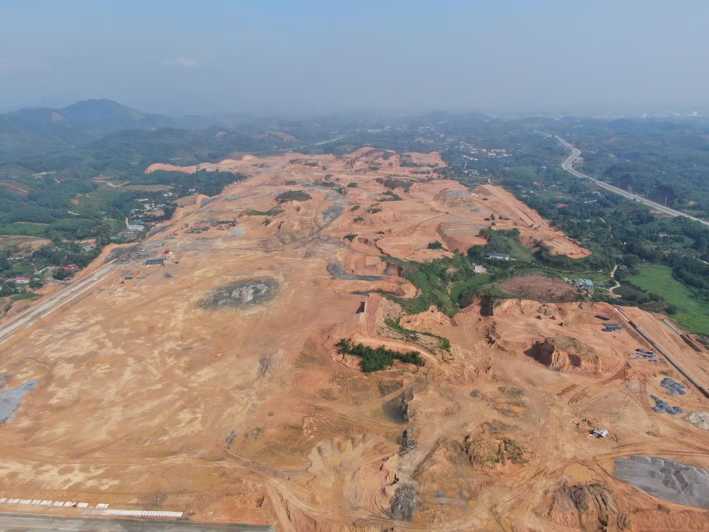 Dự án Khu công nghiệp Trấn Yên (phường Âu Lâu, tỉnh Lào Cai) có tổng mức đầu tư hơn 2.184 tỷ đồng, do Tổng Công ty Viglacera - CTCP làm chủ đầu tư. Dự án thuộc quy hoạch phát triển các khu công nghiệp Việt Nam được Thủ tướng Chính phủ phê duyệt, với tiến độ thực hiện từ quý III/2024 đến quý IV/2028. Hình ảnh khu công nghiệp gần 2.200 tỷ đồng tại tỉnh miền núi Lào Cai sắp hình thành - Ảnh 1.
