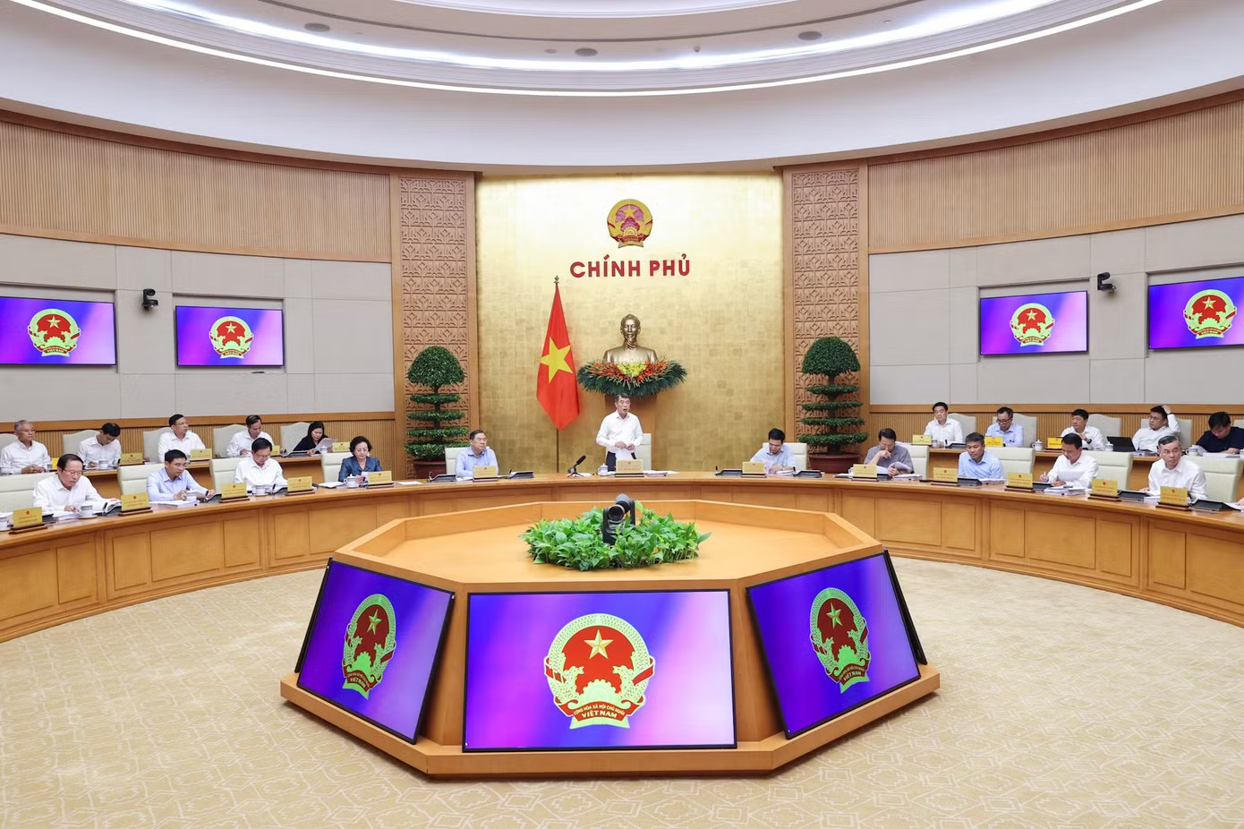 Thủ tướng Lê Minh Hưng: Tránh tình trạng cắt thủ tục này lại 'mọc' thủ tục khác - Ảnh 2.