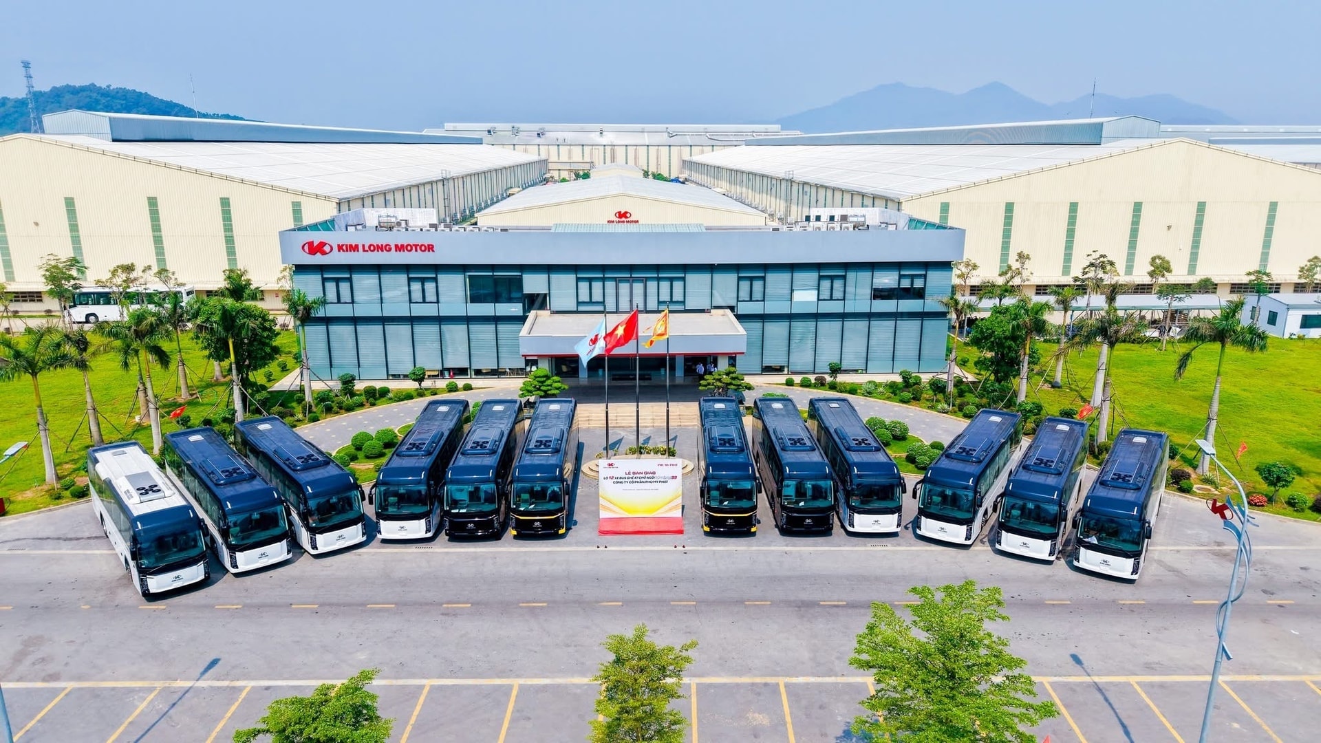 Hãng xe Việt Kim Long Motor bàn giao lô 12 chiếc cho đối tác lữ hành 17 năm tuổi