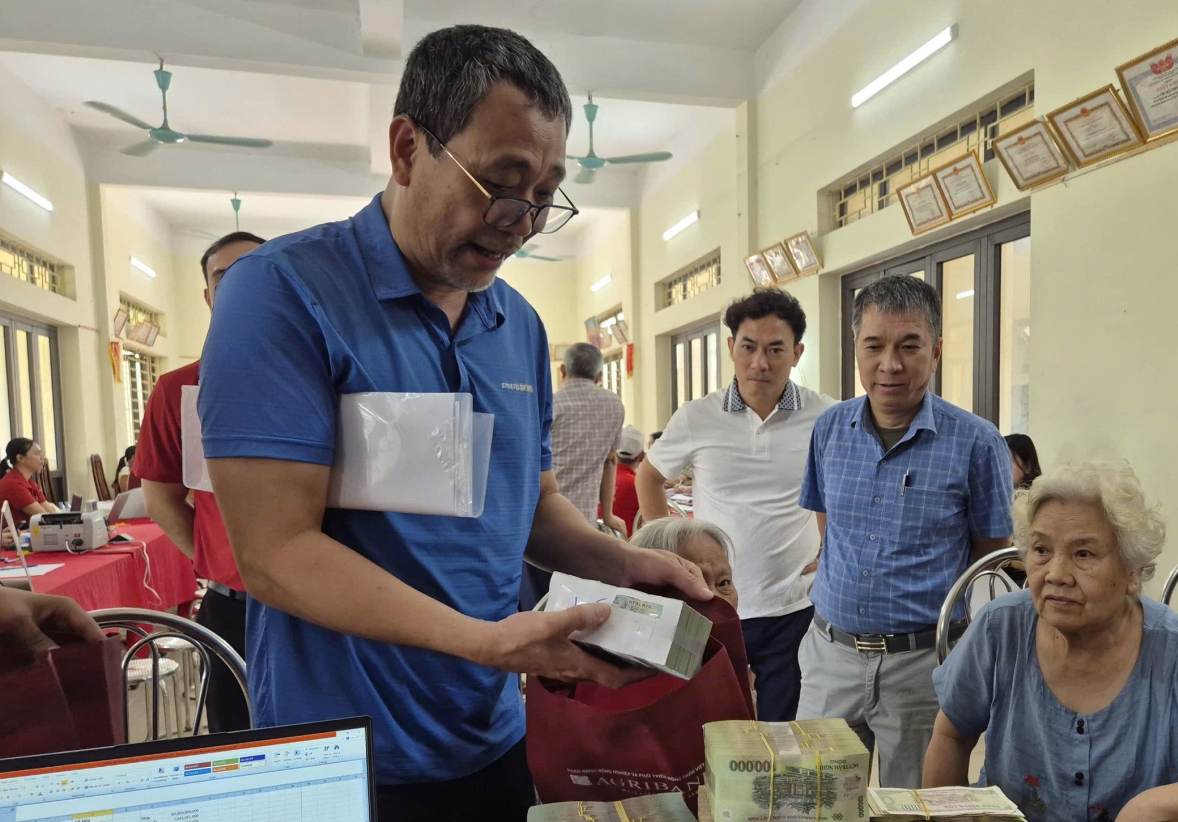Chật kín nhà văn hóa từ sáng sớm, người dân nhận tiền đền bù tại siêu dự án 925.000 tỷ đồng của Vingroup