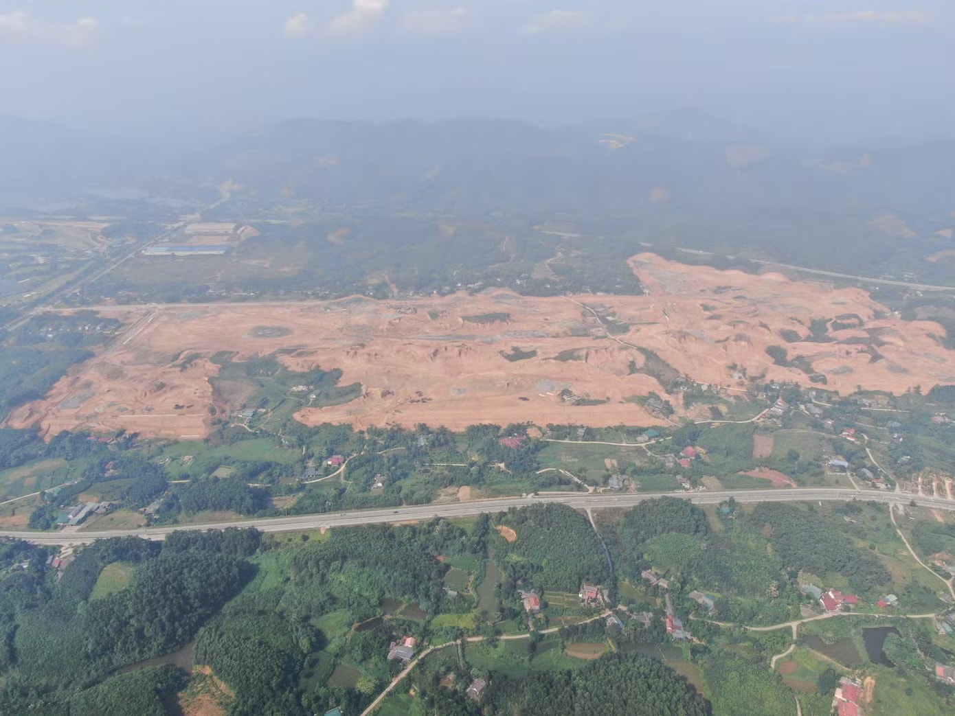 Dự án có tổng diện tích 254,6 ha, ảnh hưởng đến 425 hộ gia đình, cá nhân và tổ chức, được chia thành 2 đợt thu hồi. Trong đó, đợt 1 (khu phía Tây) có diện tích 109 ha, ảnh hưởng đến 165 hộ gia đình, cá nhân. Hình ảnh khu công nghiệp gần 2.200 tỷ đồng tại tỉnh miền núi Lào Cai sắp hình thành - Ảnh 2.
