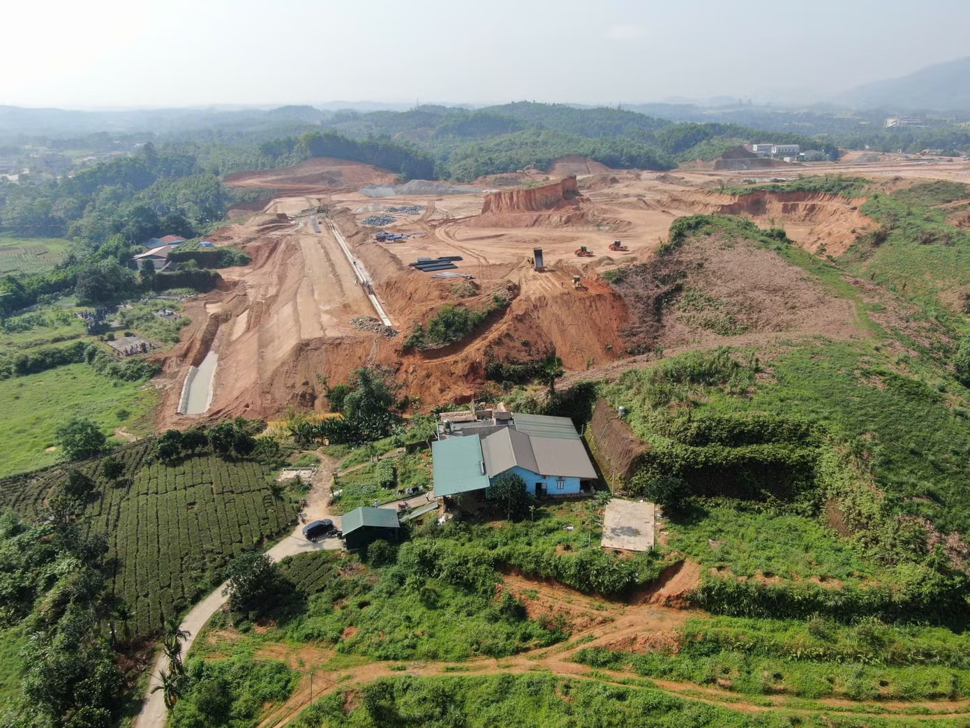 Nằm sát khu vực dự án, nhiều ngôi nhà đang trong quá trình di dời. Gia đình ông Nguyễn Kim Tuần (SN 1958, tổ dân phố Bình Trà, phường Âu Lâu, tỉnh Lào Cai) có 6 nhân khẩu đang sinh sống. Khi dự án triển khai, hơn 2 ha đất, gồm cả nhà ở và đất sản xuất của gia đình ông Tuần được đền bù khoảng 7 tỷ đồng. Hình ảnh khu công nghiệp gần 2.200 tỷ đồng tại tỉnh miền núi Lào Cai sắp hình thành - Ảnh 5.