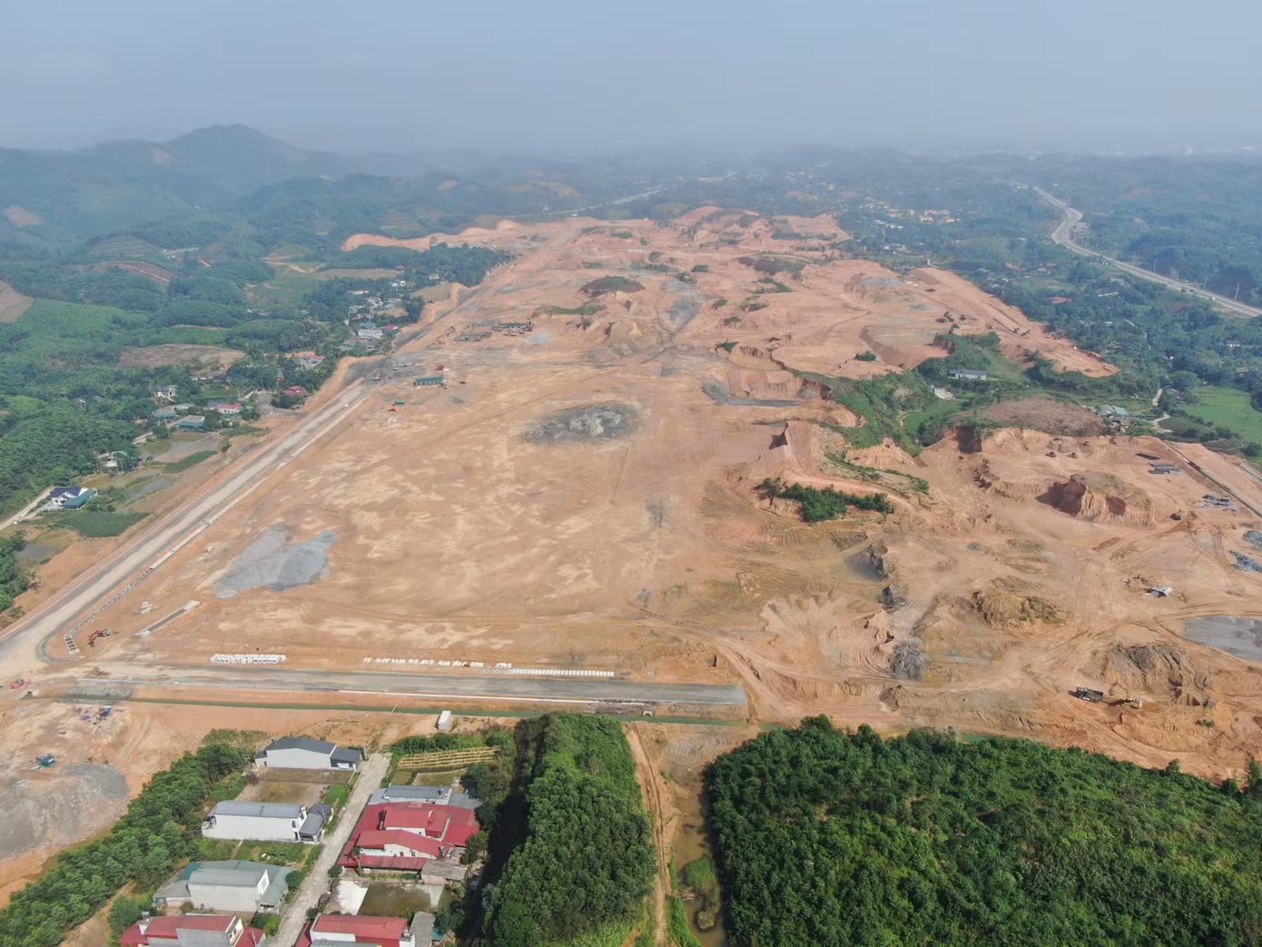 Ông Trần Văn Châu, cán bộ chuyên trách Tổ giải phóng mặt bằng Khu công nghiệp Trấn Yên cho biết, việc giải phóng mặt bằng là nhiệm vụ trọng tâm, cần sự vào cuộc đồng bộ của cả hệ thống chính trị. Các vướng mắc đều được rà soát, xử lý kịp thời trên tinh thần đảm bảo quyền lợi chính đáng của người dân. Hình ảnh khu công nghiệp gần 2.200 tỷ đồng tại tỉnh miền núi Lào Cai sắp hình thành - Ảnh 7.