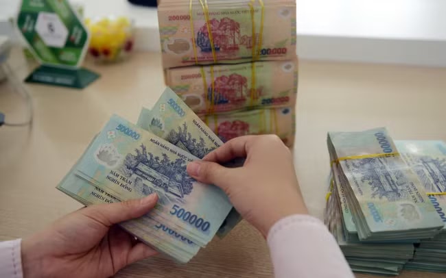 Theo Bộ Tài chính, pháp luật chỉ quy định điều kiện được tính vào chi phí được trừ, không điều chỉnh hình thức, kỳ hạn chi trả tiền lương của doanh nghiệp cho người lao động. Bộ Tài chính thông tin việc không cấm trả lương trên 5 triệu bằng tiền mặt - Ảnh 1.