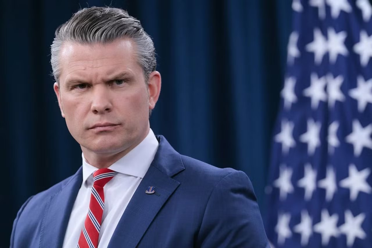 Bộ trưởng Chiến tranh Mỹ Pete Hegseth tại cuộc họp báo Lầu Năm Góc. Bộ trưởng Chiến tranh Mỹ: Thoả thuận ngừng bắn với Iran chưa kết thúc - Ảnh 1.