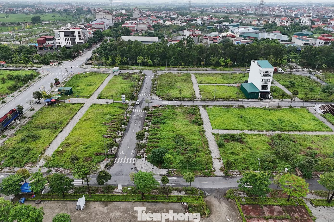 Để đảm bảo tiến độ thi công, hiện nay cả hệ thống chính trị phường Hồng Hà đang tập trung tuyên truyền, vận động, thực hiện công tác giải phóng mặt bằng (GPMB) hai dự án cầu Tứ Liên và cầu Trần Hưng Đạo. Đất tái định cư di dời dự án cầu Tứ Liên, Trần Hưng Đạo: Sang tay nhanh 80 triệu/m2 - Ảnh 1.