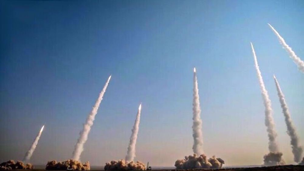 Iran dọa 'khai hỏa' ở eo biển Hormuz, cảnh báo tàu sân bay Mỹ sẽ đối mặt tên lửa và UAV