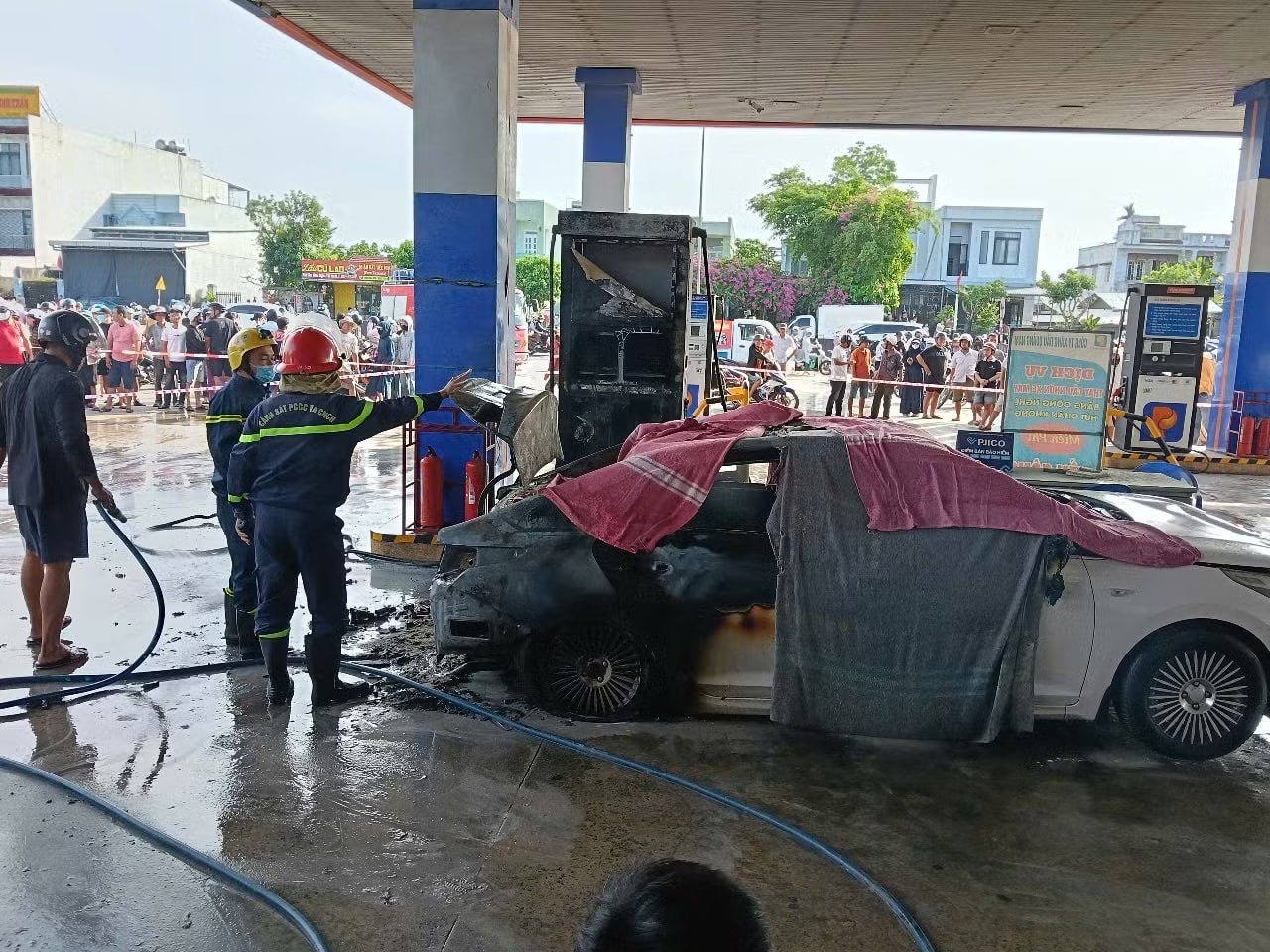 Hiện trường vụ cháy. Công an thông tin kết quả khám nghiệm vụ cháy ô tô tại cây xăng, khiến hai người tử vong ở Đà Nẵng - Ảnh 1.
