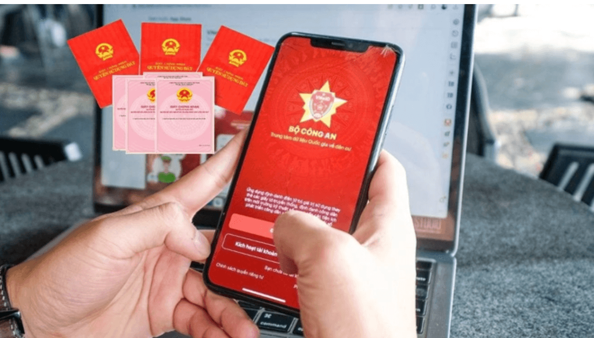 Cán bộ UBND phường yêu cầu tích hợp sổ đỏ vào VNeID, người dân cần chú ý- Ảnh 1.