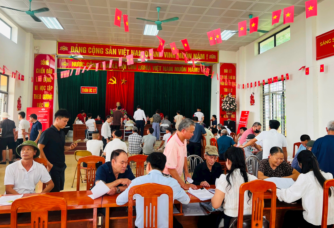 Hàng trăm hộ dân xếp hàng từ sáng sớm nhận tiền bồi thường tại đại dự án 925.000 tỷ của Vingroup- Ảnh 1. Hàng trăm hộ dân xếp hàng từ sáng sớm nhận tiền bồi thường tại đại dự án 925.000 tỷ của Vingroup- Ảnh 1.