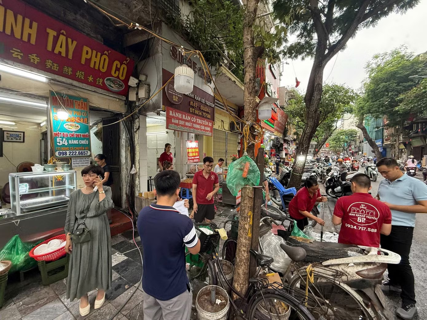 Phường Hoàn Kiếm kiểm tra công tác bảo vệ môi trường tại một cơ sở ăn uống trên phố cổ Quán bia phố cổ bị xử phạt 50 triệu đồng vì giấy chứng nhận an toàn thực phẩm hết hạn - Ảnh 1.