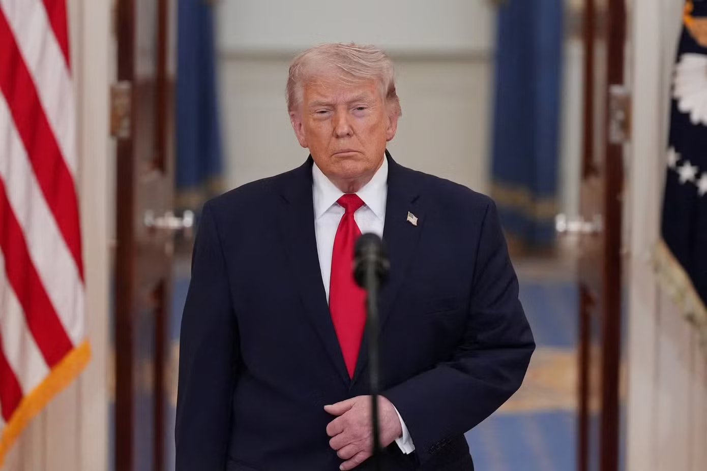 Tổng thống Mỹ Donald Trump. (Ảnh: Reuters) Tổng thống Mỹ tuyên bố tạm dừng chiến dịch ở eo biển Hormuz - Ảnh 1.