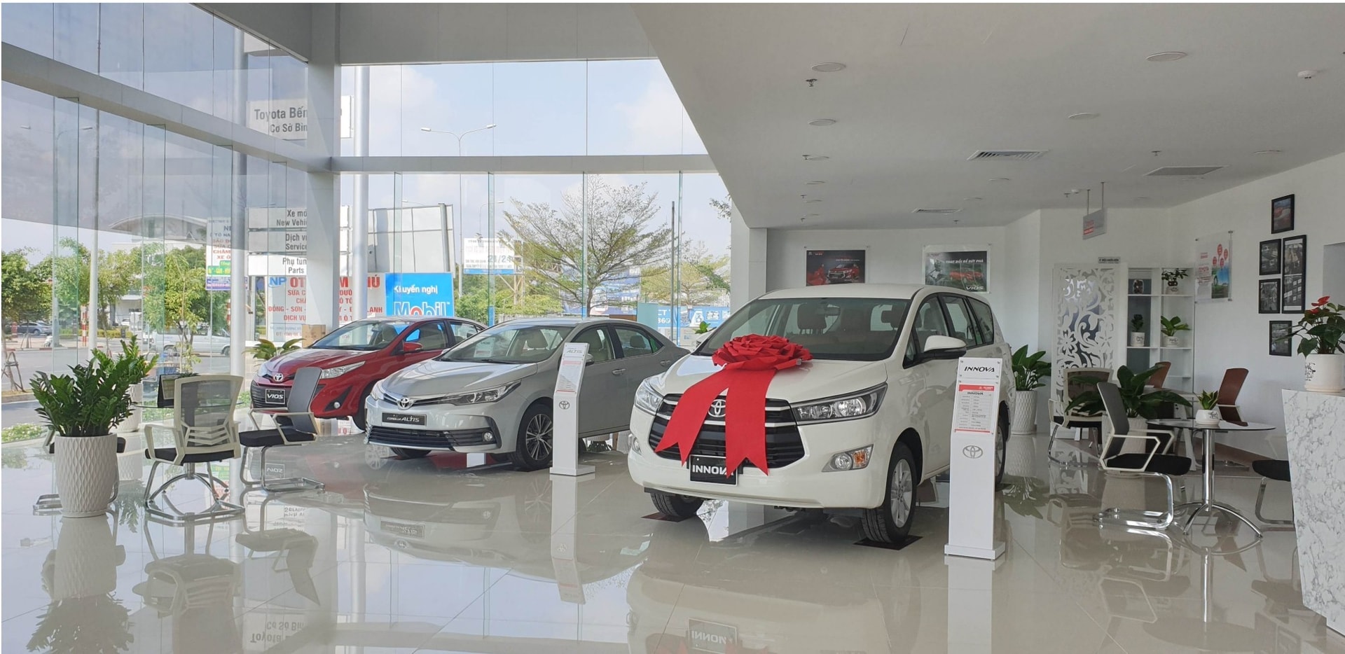 Không cạnh tranh nổi xe điện, nhiều doanh nghiệp và đại lý ô tô phải giảm giá cả trăm triệu đồng để hút khách
