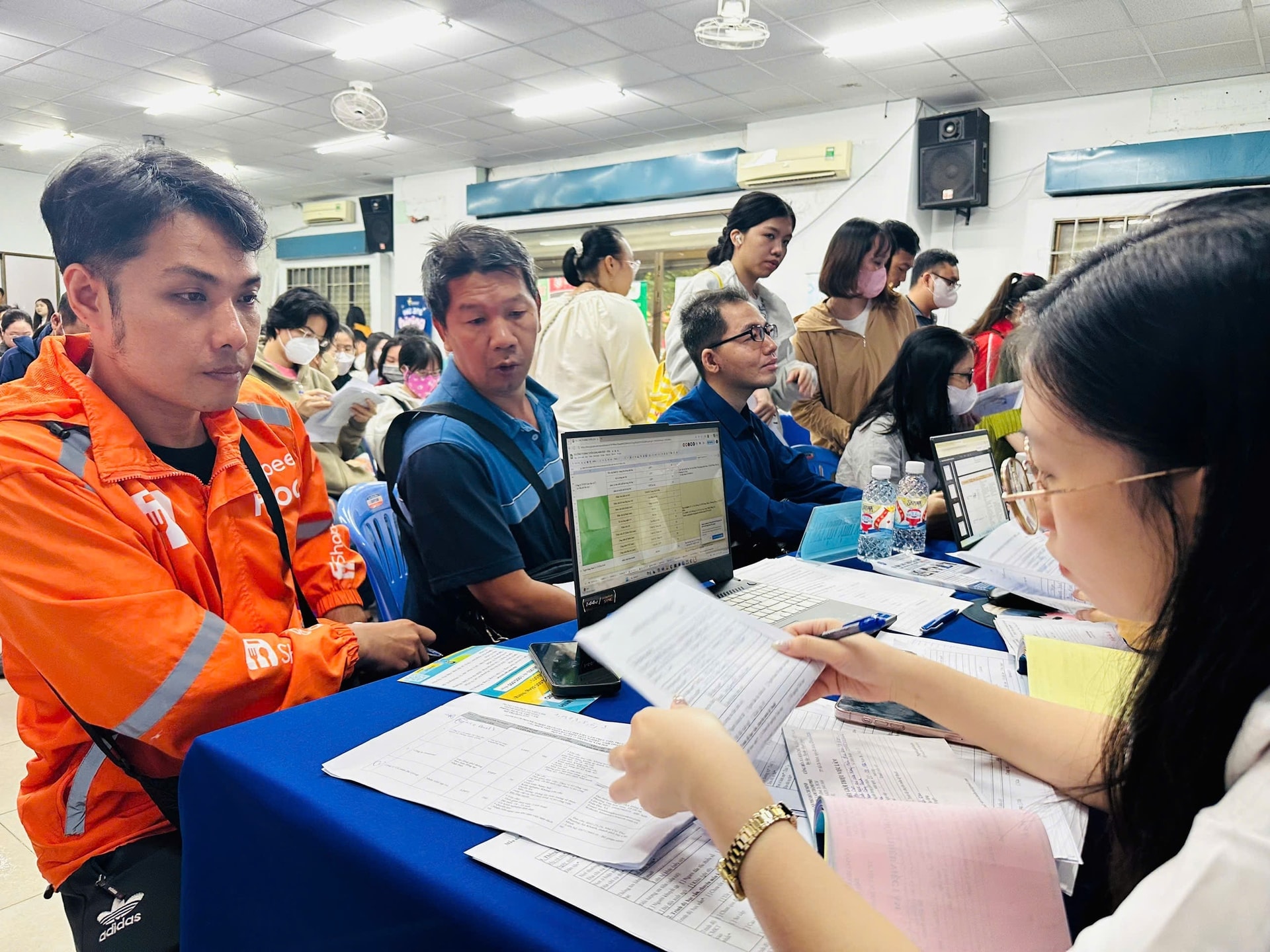 Gần 200.000 người thất nghiệp tại TP.HCM đứng trước ‘ngã ba đường’ giữa BHXH một lần và tìm việc mới