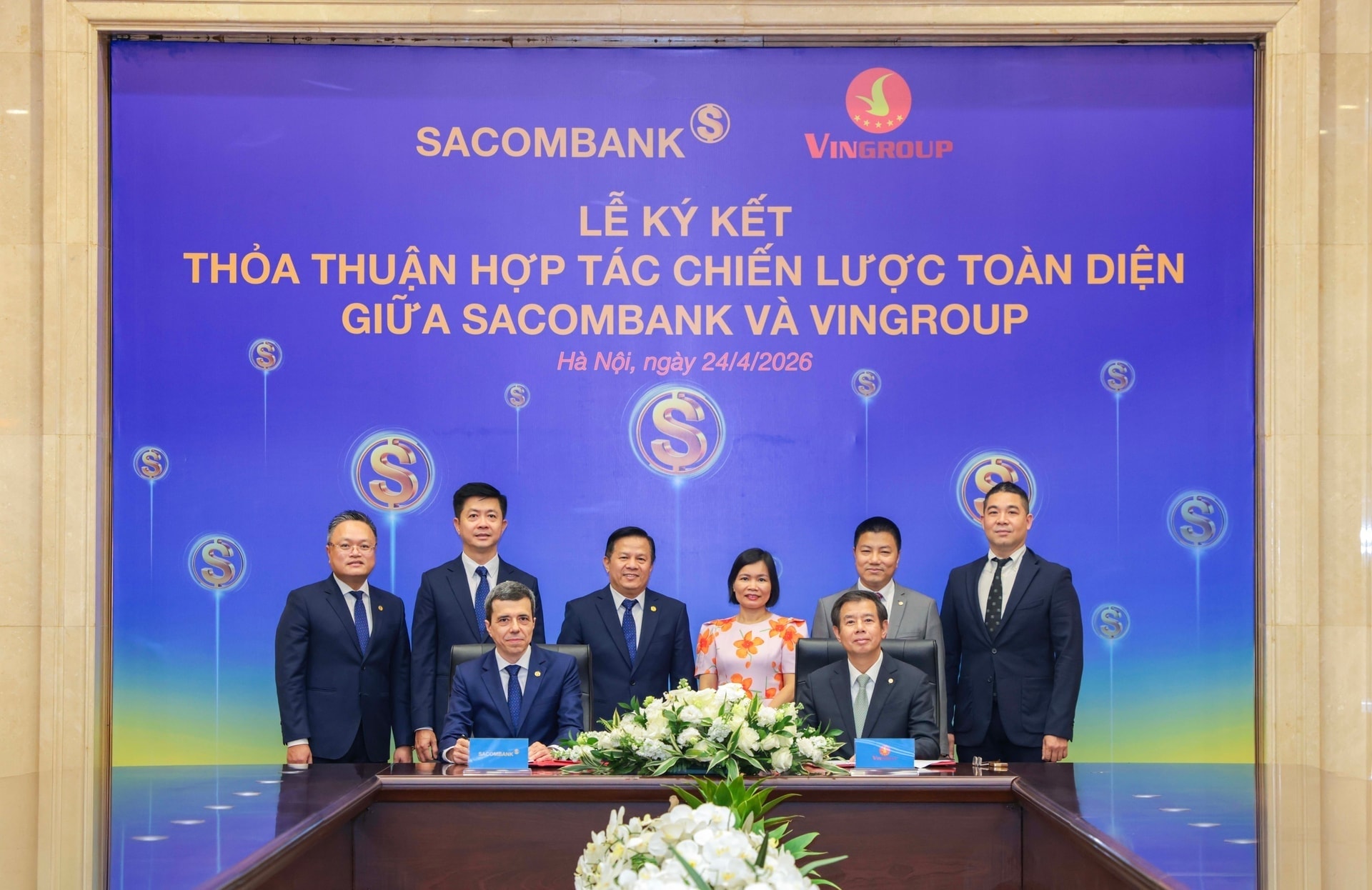 Ông Faussier Loic Michel Marc - Quyền Tổng Giám đốc Sacombank (trái) và ông Nguyễn Việt Quang - Phó Chủ tịch Hội đồng Quản trị kiêm Tổng Giám đốc Tập đoàn Vingroup (phải)