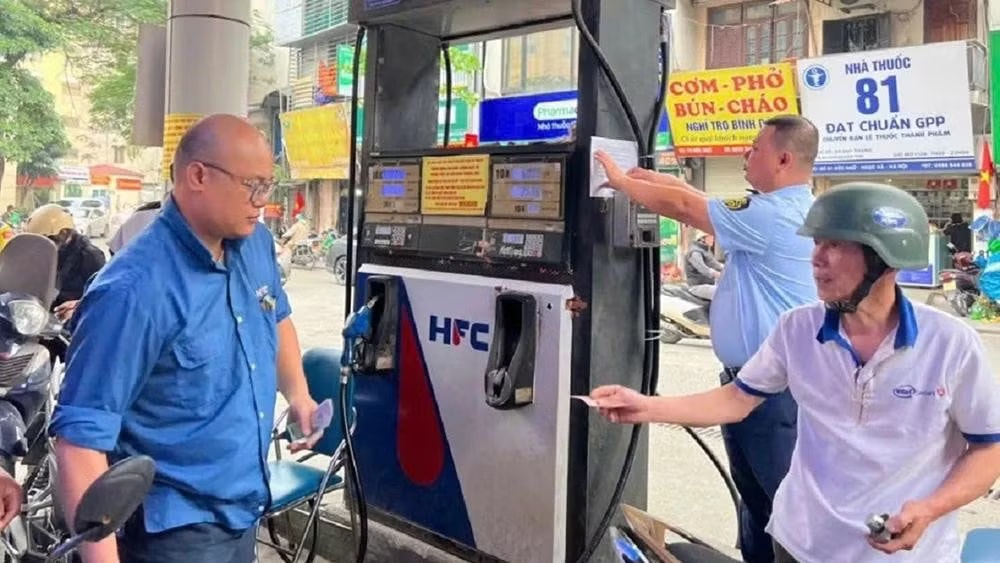 Giá xăng đồng loạt tăng, dầu diesel hạ nhiệt - Ảnh 1.