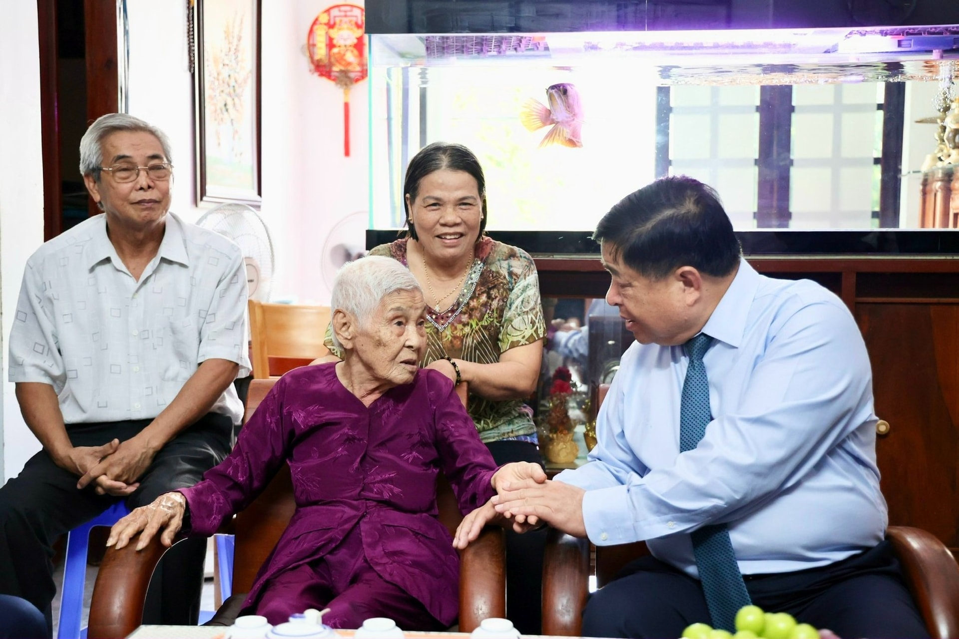 gia-dinh-co-cong-cach-mang.jpg