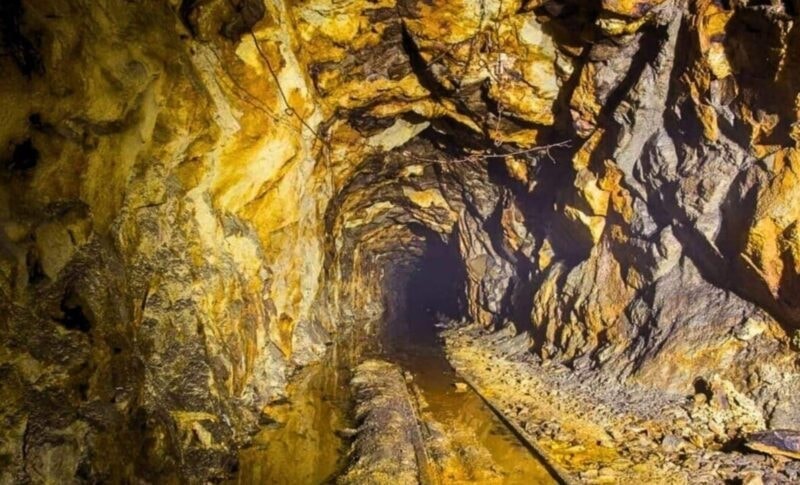Láng giềng Việt Nam phát hiện 'núi vàng' 2.500 tấn, trật tự tài chính thế giới sắp đổi chiều? - Ảnh 1.