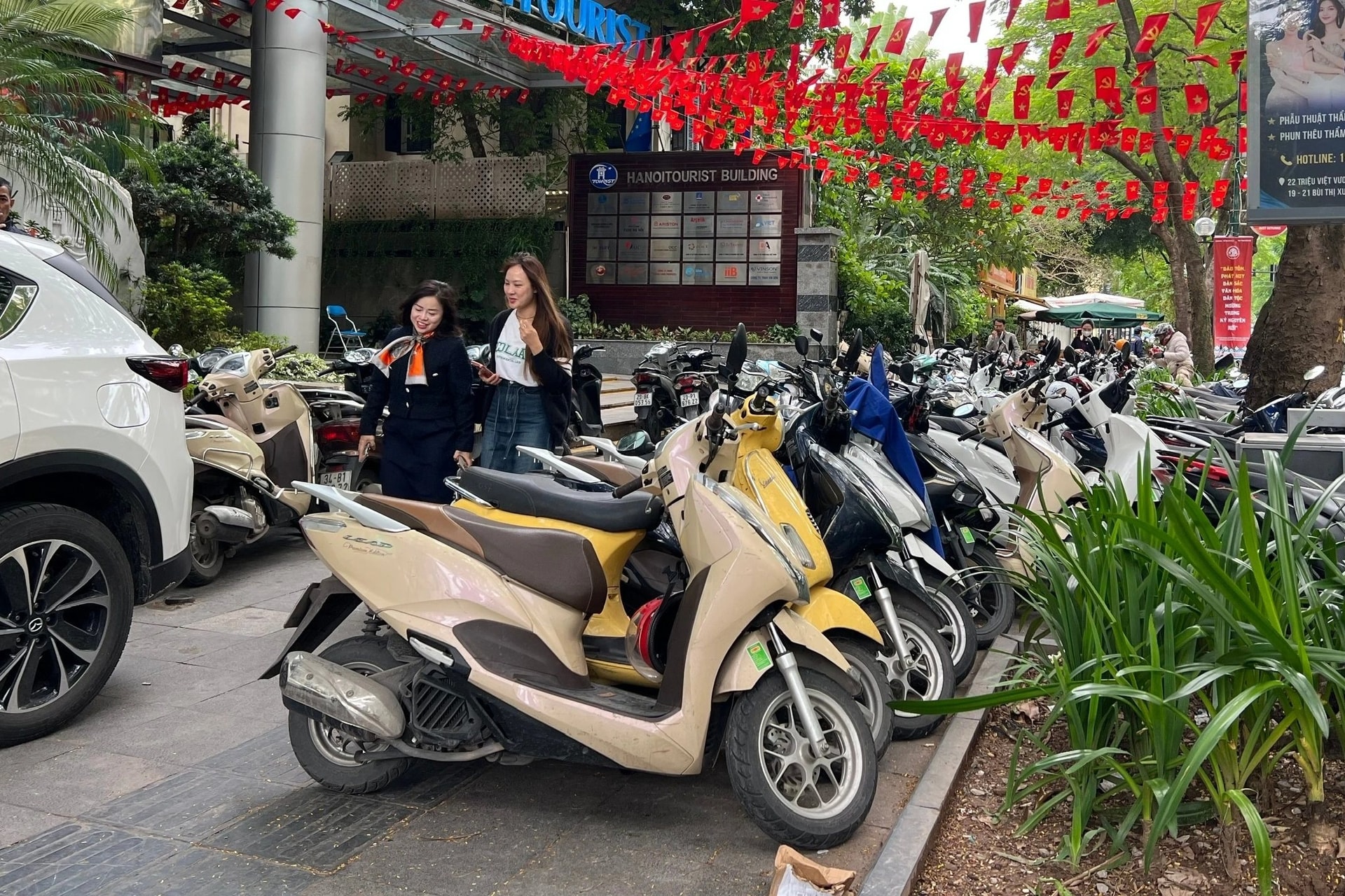 phuong-kieu-mau-via-he-ha-noi-4-1763566981668724595444.jpg