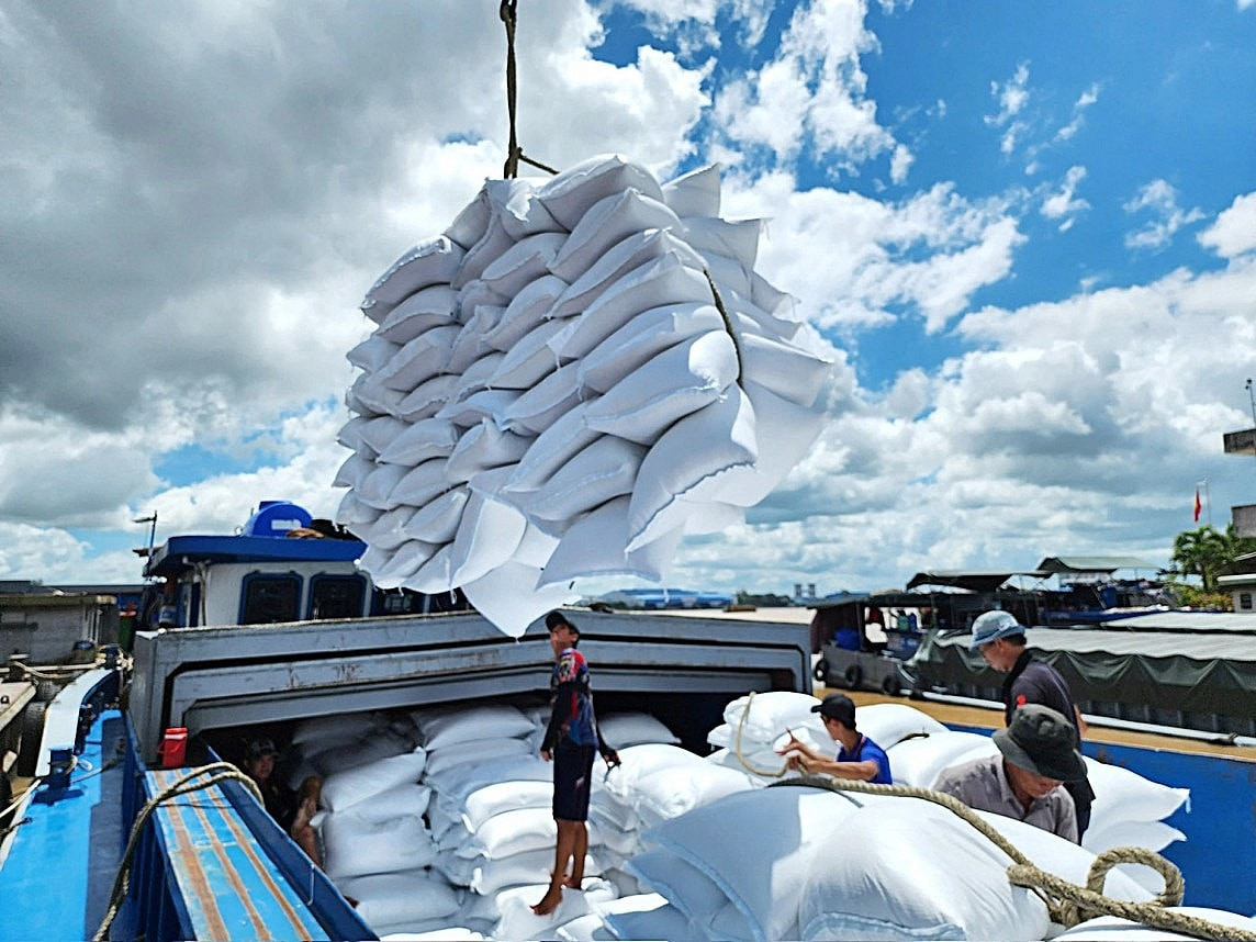 Hơn 39 tỷ USD sau nửa tháng, xuất nhập khẩu mở ra kỳ vọng bứt phá năm 2026.