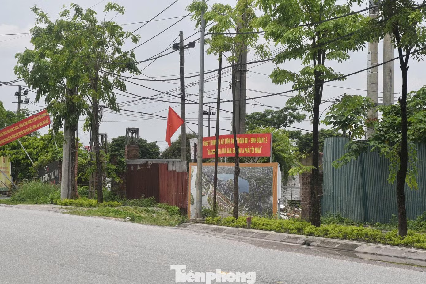 Theo Đề án khu đô thị đa mục tiêu mới, thành phố Hà Nội sẽ phát triển theo mô hình chùm đô thị với 9 cực phát triển và 9 trục động lực. Cận cảnh khu đô thị giãn 200.000 dân nội đô sau 3 tháng khởi công - Ảnh 10.