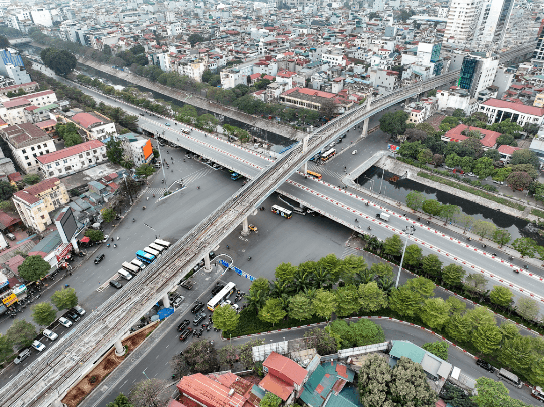 Hạ tầng giao thông cũng theo xu hướng xây cao