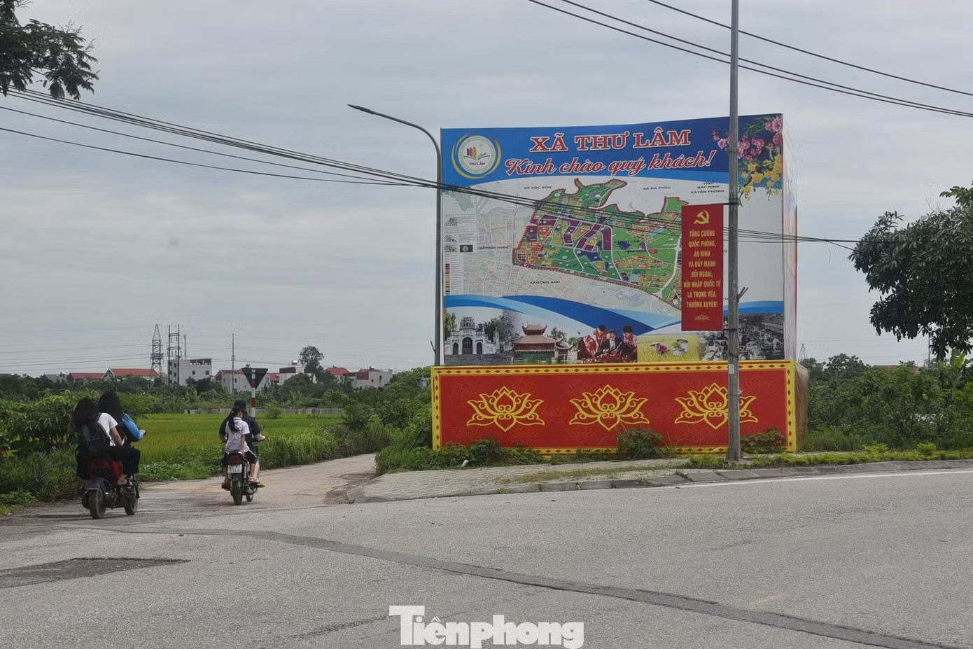 Biển chào xã Thư Lâm cách dự án không xa. Theo tiến độ, dự án sẽ được triển khai trong gần 4 năm, từ quý I/2026 đến quý III/2029, công tác giải phóng mặt bằng và triển khai xây dựng được thực hiện song song nhằm sớm bố trí nhà ở định cư cho người dân. Cận cảnh khu đô thị giãn 200.000 dân nội đô sau 3 tháng khởi công - Ảnh 5.