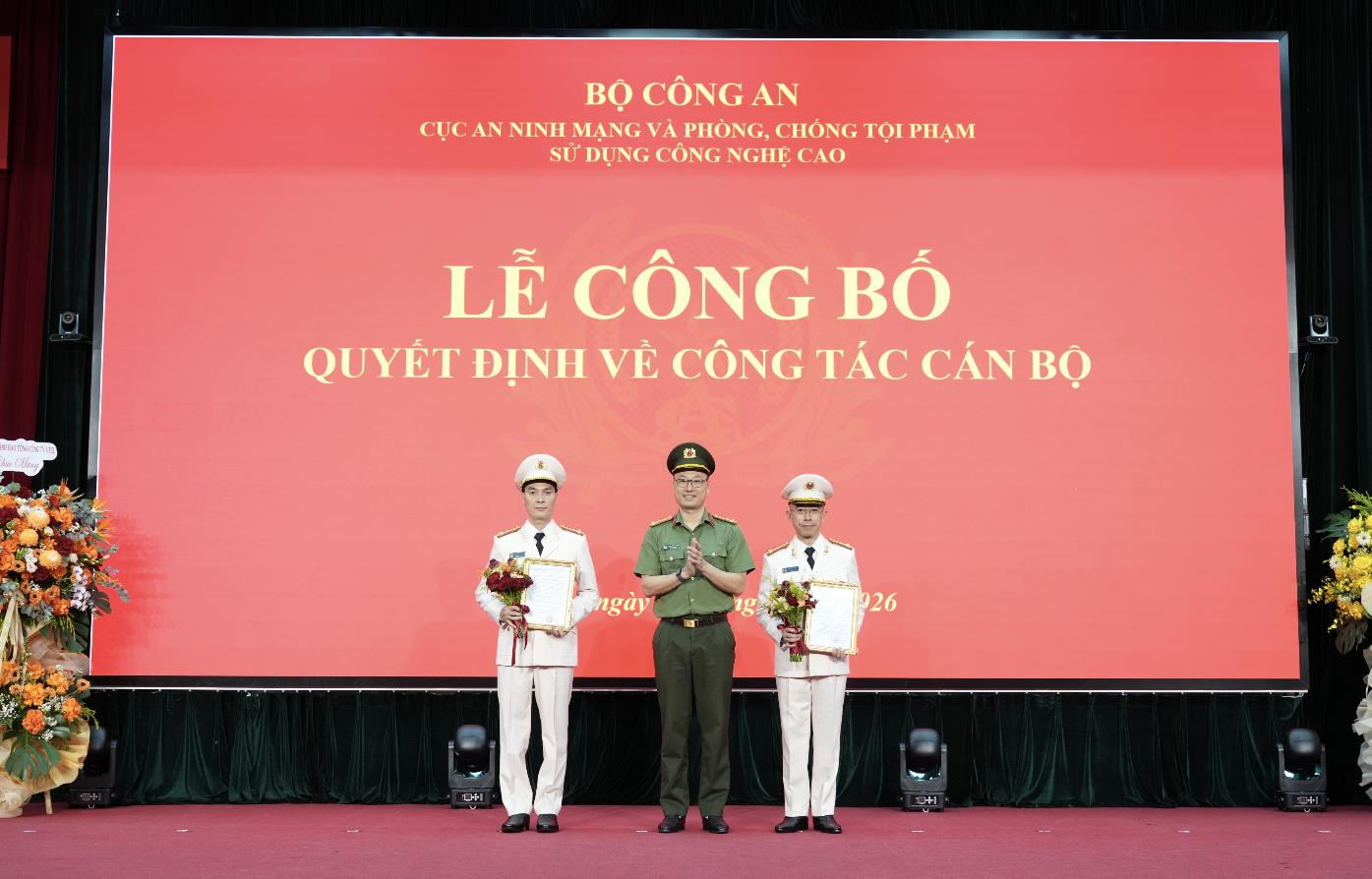 Chủ tịch và Tổng Giám đốc FPT Telecom được Bộ Công an phong hàm Thượng tá
