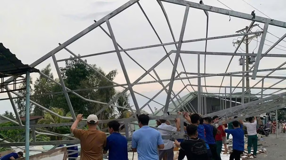 Mưa giông kèm lốc xoáy làm 47 căn nhà bị sập và tốc mái - Ảnh 3.