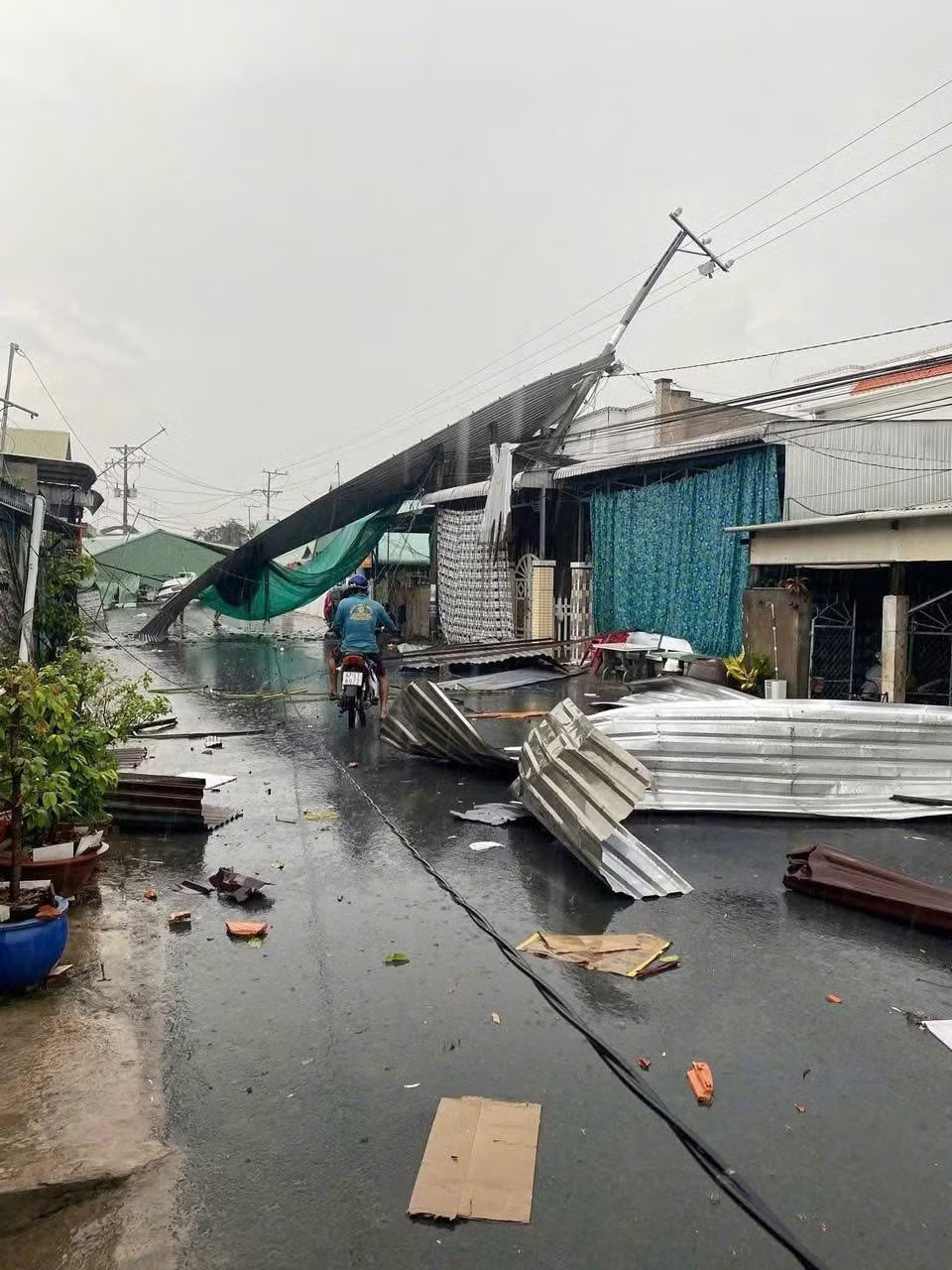 Mưa giông kèm lốc xoáy làm 47 căn nhà bị sập và tốc mái - Ảnh 1.