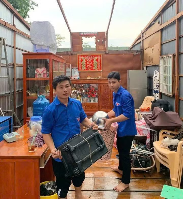 Mưa giông kèm lốc xoáy làm 47 căn nhà bị sập và tốc mái - Ảnh 4.