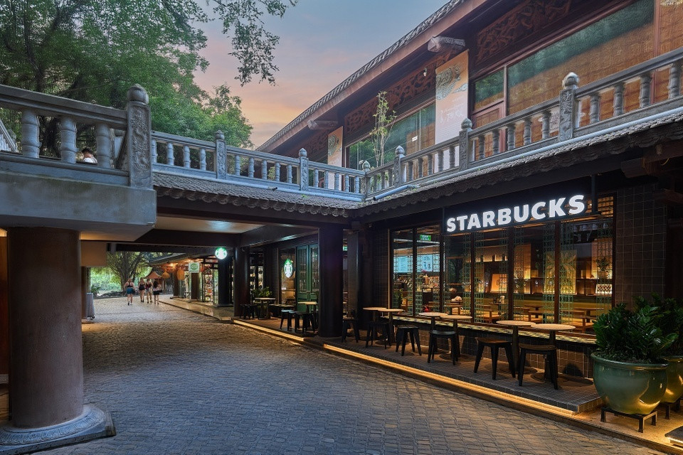 Starbucks tiếp tục mở cửa hàng đậm chất truyền thống thứ 2 ngay tại Di sản thiên nhiên thế giới của Việt Nam- Ảnh 1.
