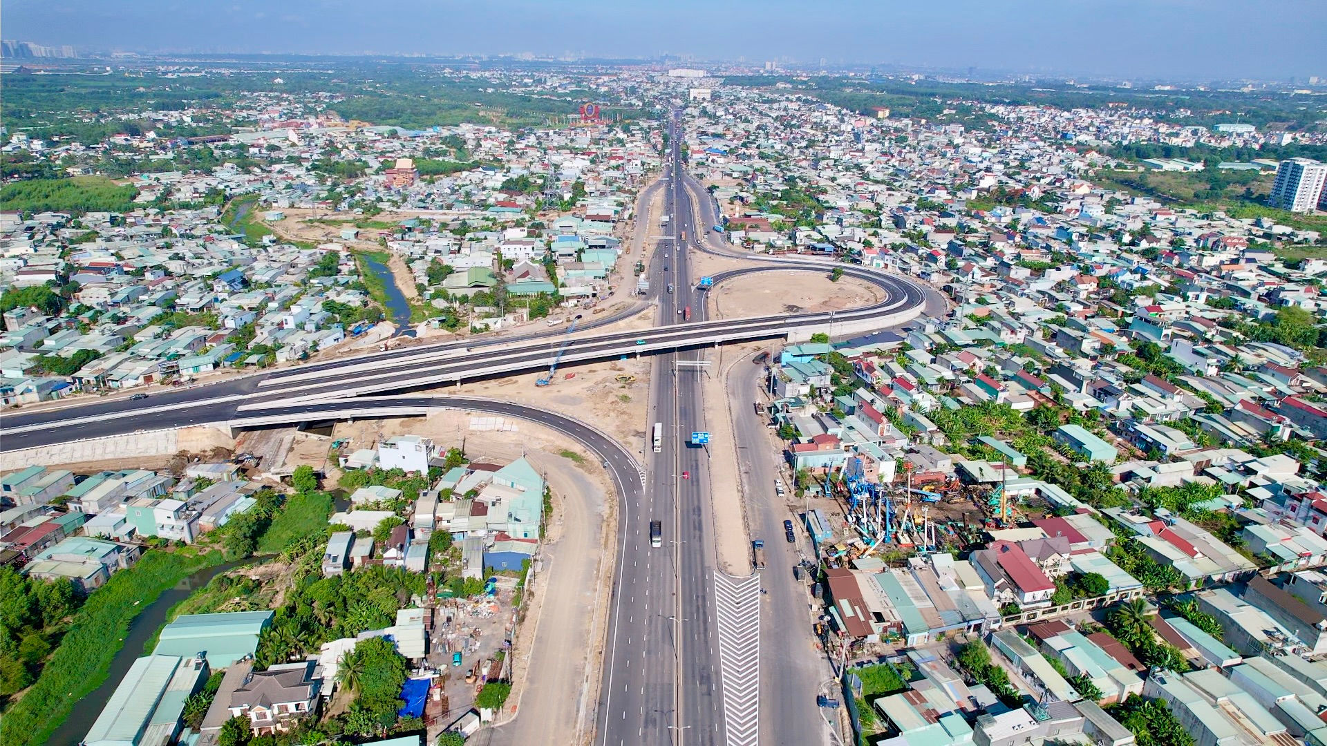 Đúng 7 ngày nữa, Việt Nam sẽ chính thức thông xe tuyến cao tốc hơn 21.000 tỷ kết nối 2 thành phố giàu có nhất cả nước- Ảnh 2.