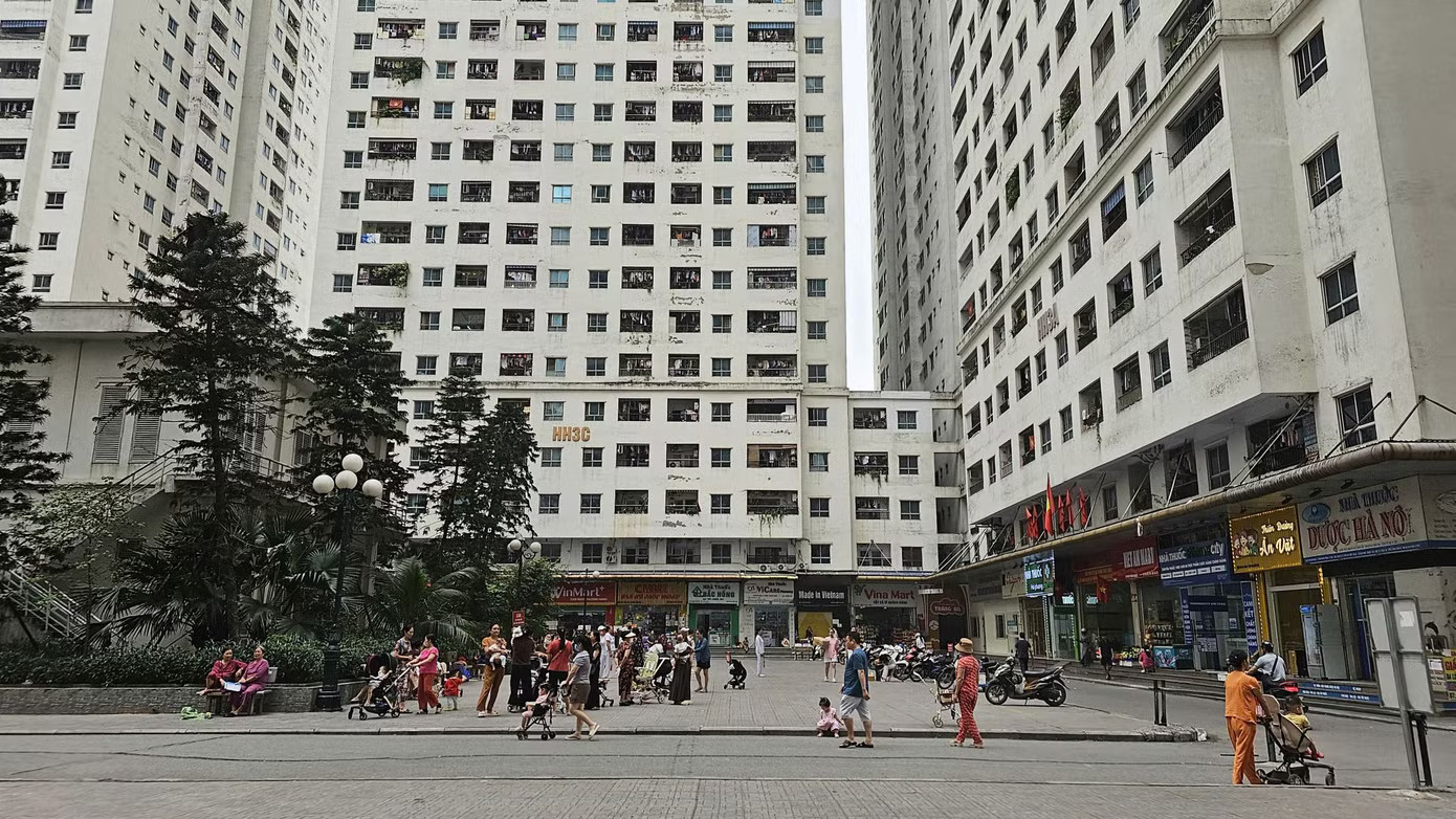 Kiến nghị UBND TP Hà Nội sớm có phương án xử lý dứt điểm đối với các tồn tại, sai phạm cũ của chủ đầu tư khu chung cư HH Linh Đàm, tạo cơ sở tháo gỡ các vướng mắc pháp lý kéo dài. Vụ chung cư vạn dân HH Linh Đàm: Kiến nghị xử lý dứt điểm sai phạm kéo dài - Ảnh 2.