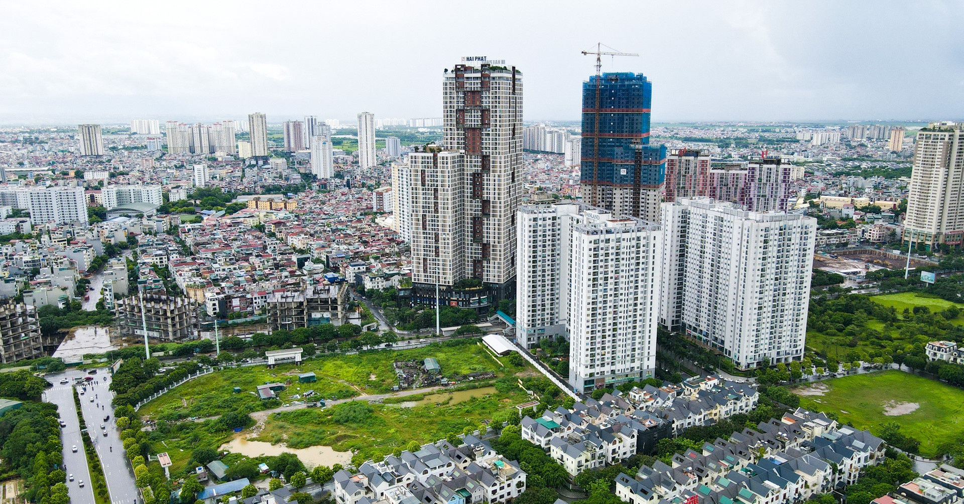 Siết tín dụng ngân hàng, doanh nghiệp địa ốc ồ ạt ‘xoay vốn’ qua trái phiếu- Ảnh 1. Siết tín dụng ngân hàng, doanh nghiệp địa ốc ồ ạt ‘xoay vốn’ qua trái phiếu- Ảnh 1.