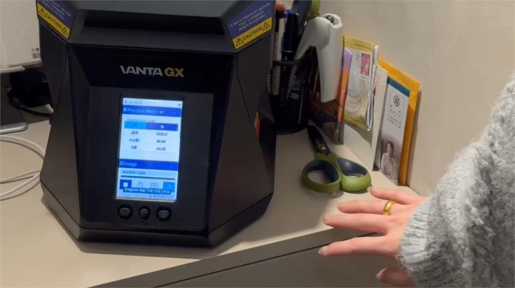 Khách mang gần 10kg vàng đi bán, chủ tiệm phát hiện một chi tiết đáng ngờ lập tức báo công an - Ảnh 2.