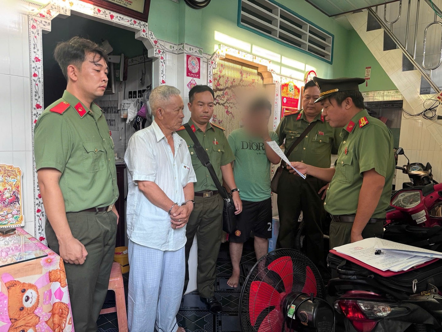 photo-library-20260512114156-fb75e106-8635-466f-a86d-2ef63bd8e8f3-co-quan-an-ninh-ieu-tra-cong-an-tinh-ong-thap-thi-hanh-quyet-inh-khoi-to-va-lenh-bat-bi-can-e-tam-giam.jpg