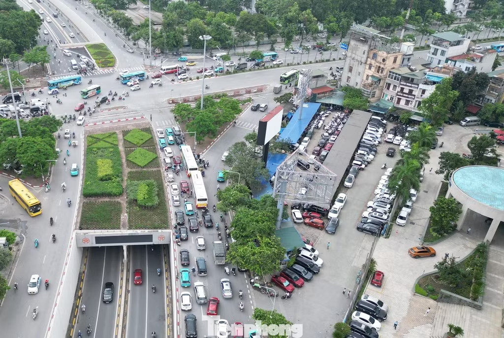 Hà Nội xây 4 'siêu' bãi xe kết hợp trạm sạc quy mô lớn, phục vụ hạn chế xe xăng vào nội đô - Ảnh 1.